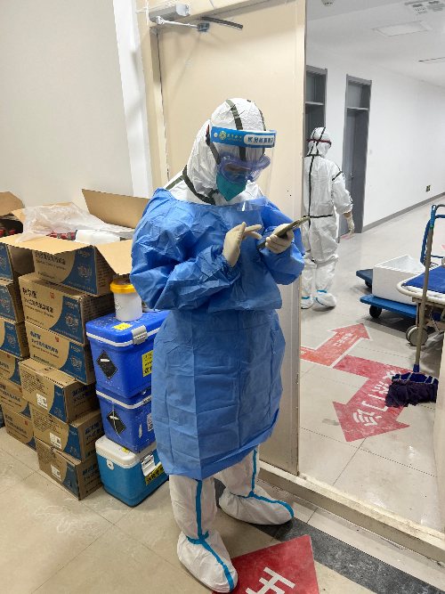 nurse in covid quarantine hospital
